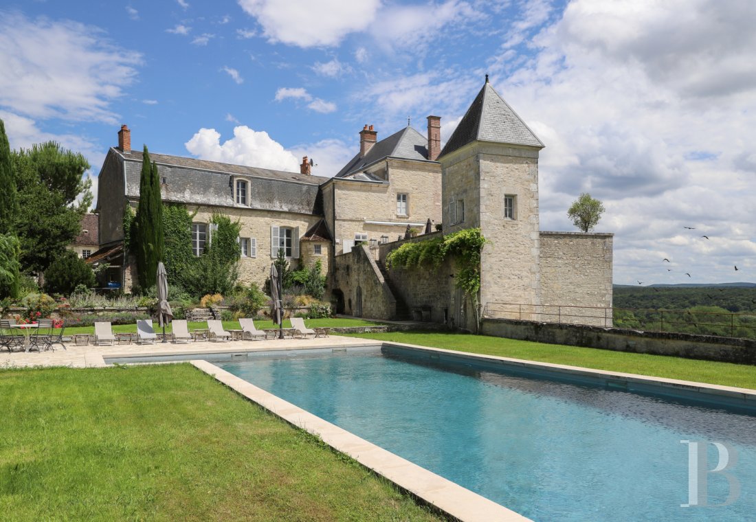 En Bourgogne, non loin de Vézelay, un château en bord de falaise surplombant l’Yonne - photo  n°3